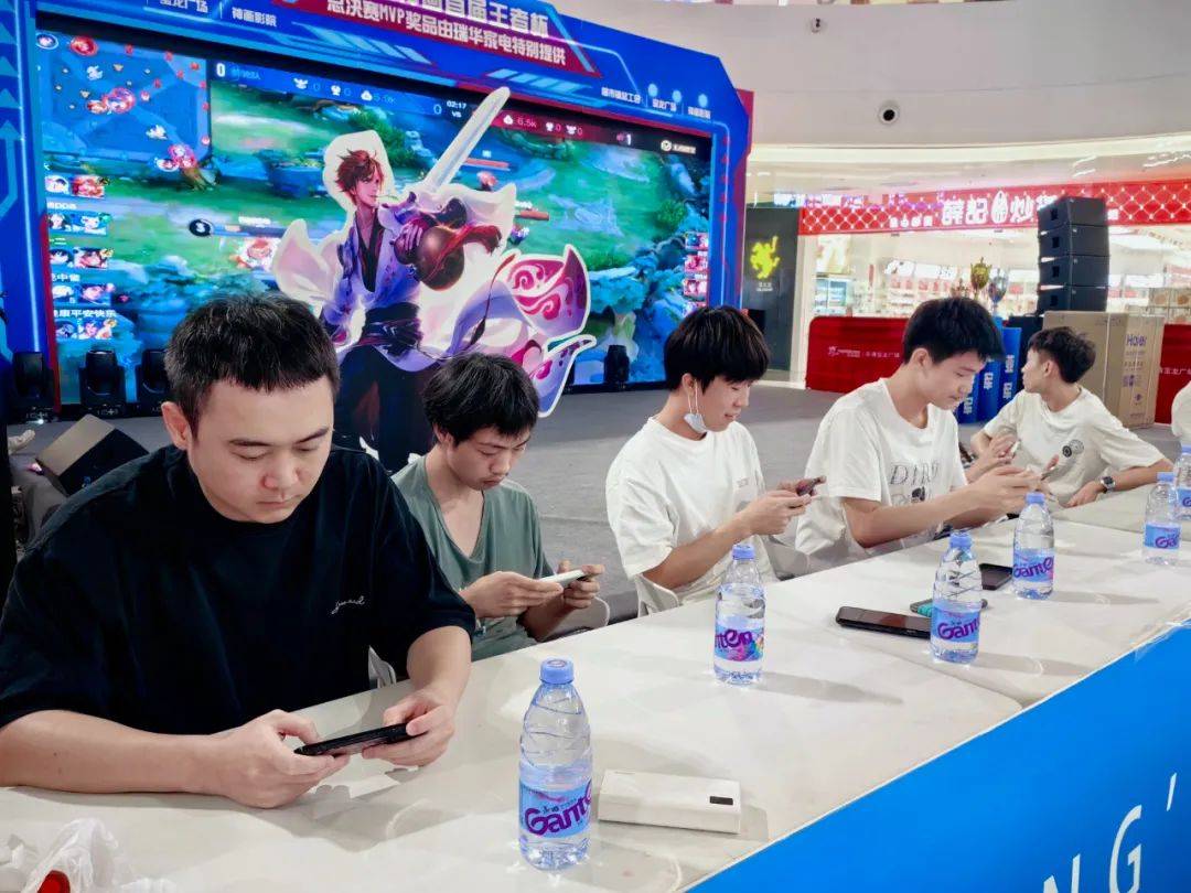 LPL 明天的首发阵容： Karis 和 xqw 在中路进行单挑