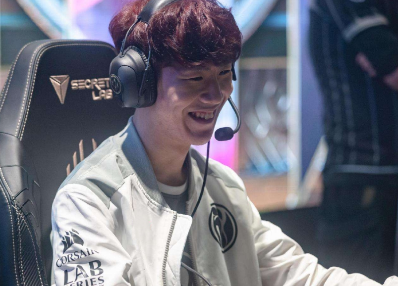 T1 粉丝在 Gumayusi 离开后向俱乐部办公室送去了抗议卡车